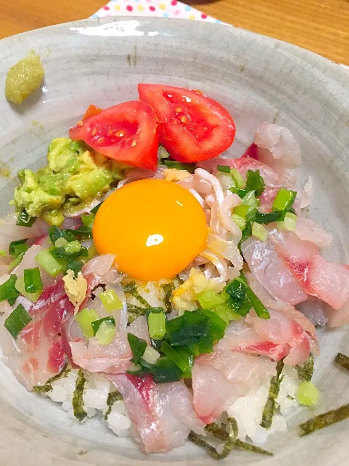 Snapdishの料理写真:釣り魚 アイゴ のばくだん丼|スカポンタスさん