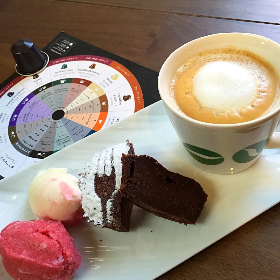 朝のホッと一息💓チョコレートケーキとフランボアイスとカプチーノ☕️|まるいのさん