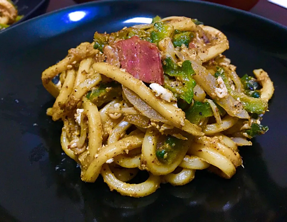 昼ごはん ベーコンと苦瓜の焼きうどん  粉ソースとめんつゆで味付け 黒胡麻と卵まぜまぜ|ぽんたさん