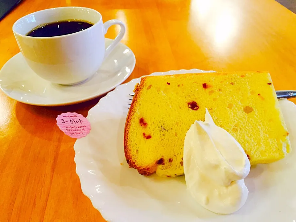 Snapdishの料理写真:クランベリーヨーグルトシフォンケーキ|Mashakoさん