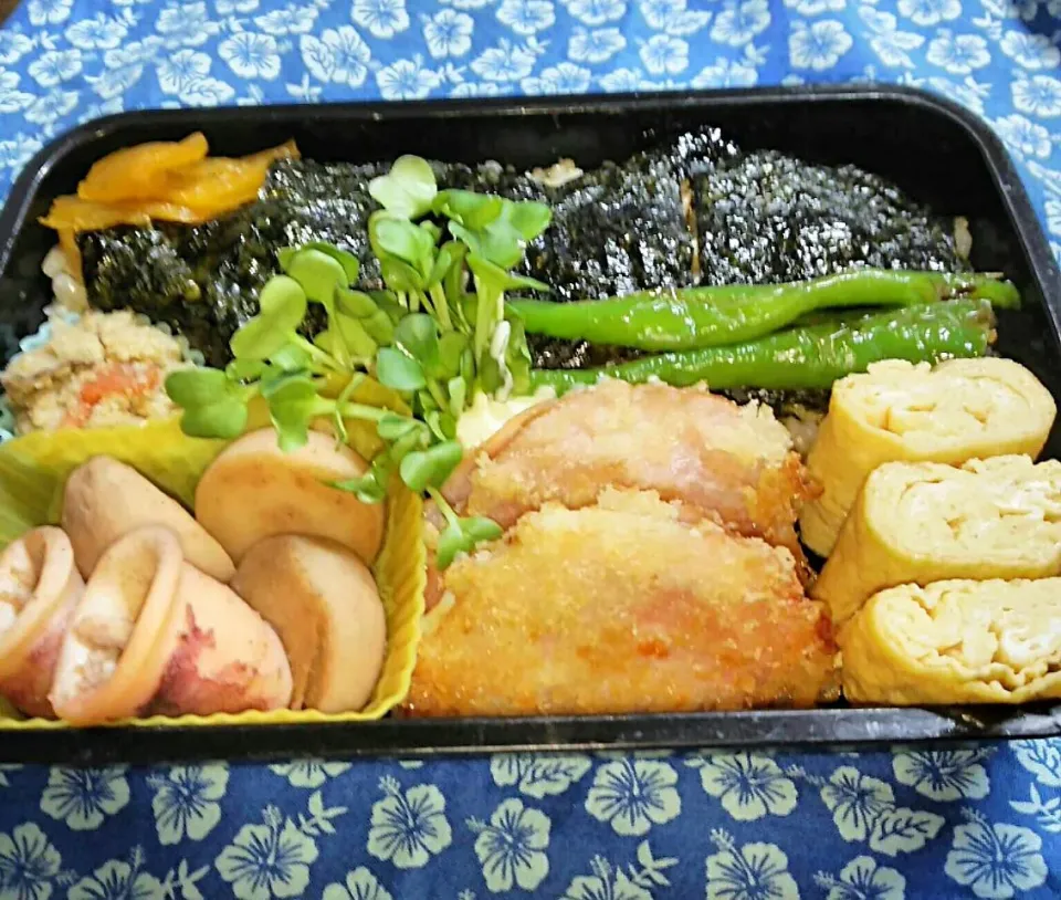 旦那夜勤弁当🍱
    ドラマ任侠飯でしてた
     ハムカツ😃
         ベーコンをハムで
          はさんでます☺|miimiさん