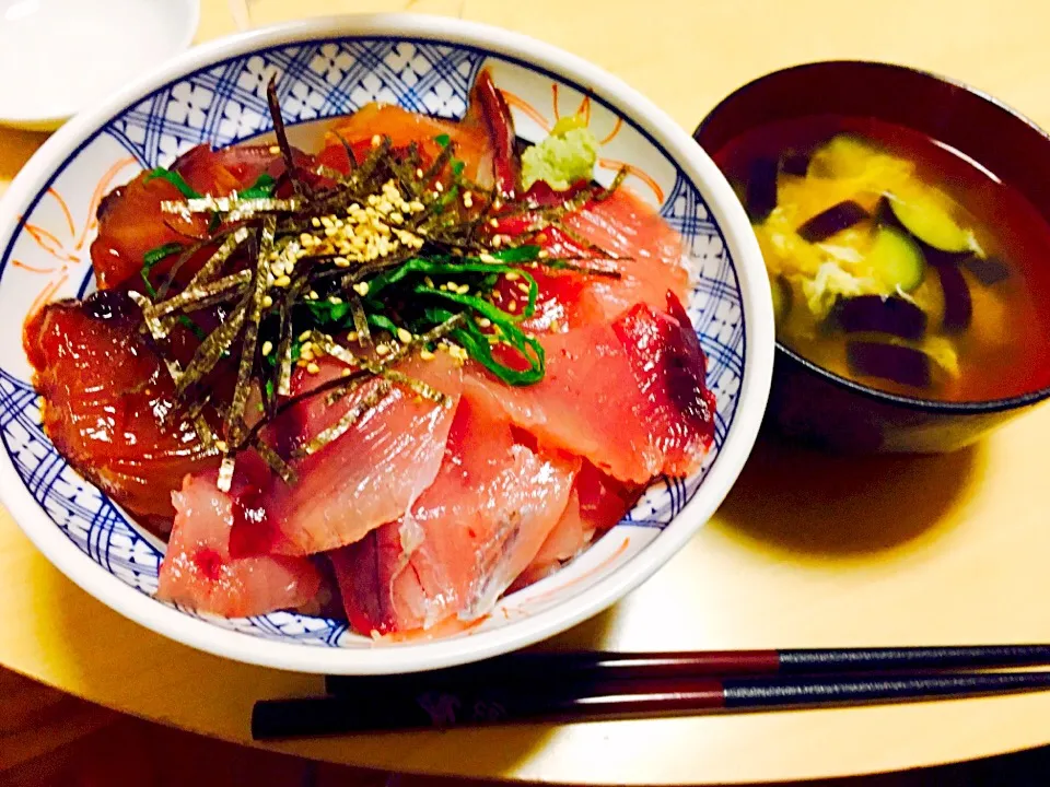 10月10日。まぐろの日。
づけと切り身を両方作ってダブル丼。
沖縄はまぐろが安くて、1尾分が460円|Masaaki Fukuyamaさん