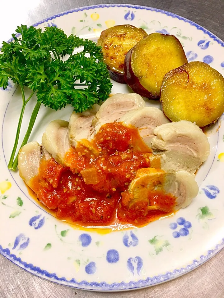 低温茹でポークのトマトソース添え🍅
沸騰させず塊肉を茹でるとほろほろやわらか〜な食感に😋ご年配でも大丈夫です|きゅうちゃんさん