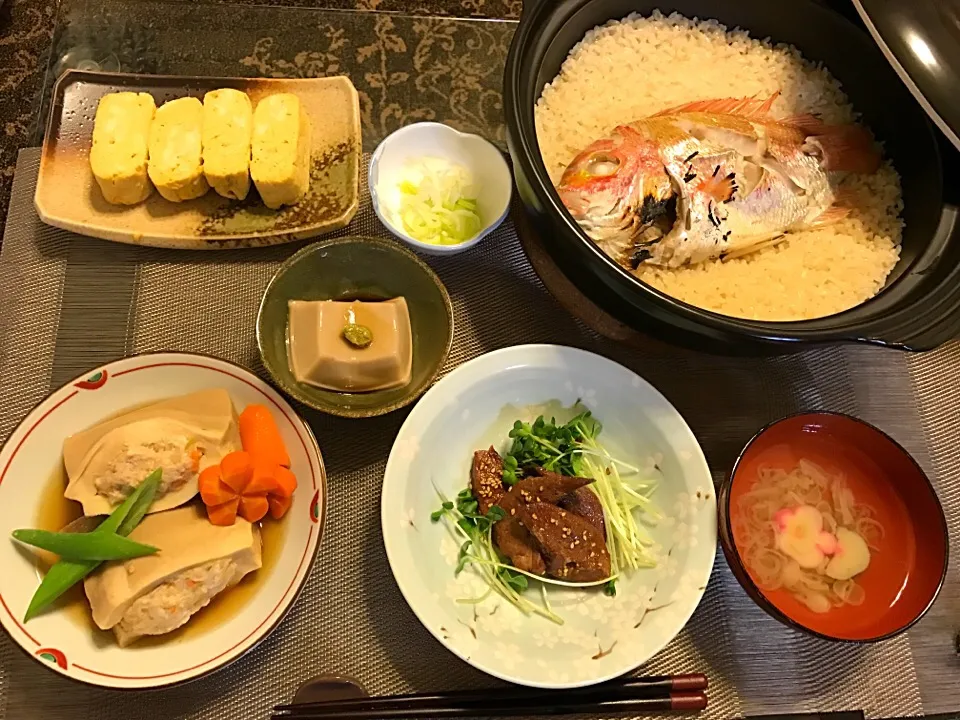 鯛めし
高野豆腐の含め煮
レバーの甘辛煮
だし巻きたまご
胡麻豆腐
お吸い物|あいさん