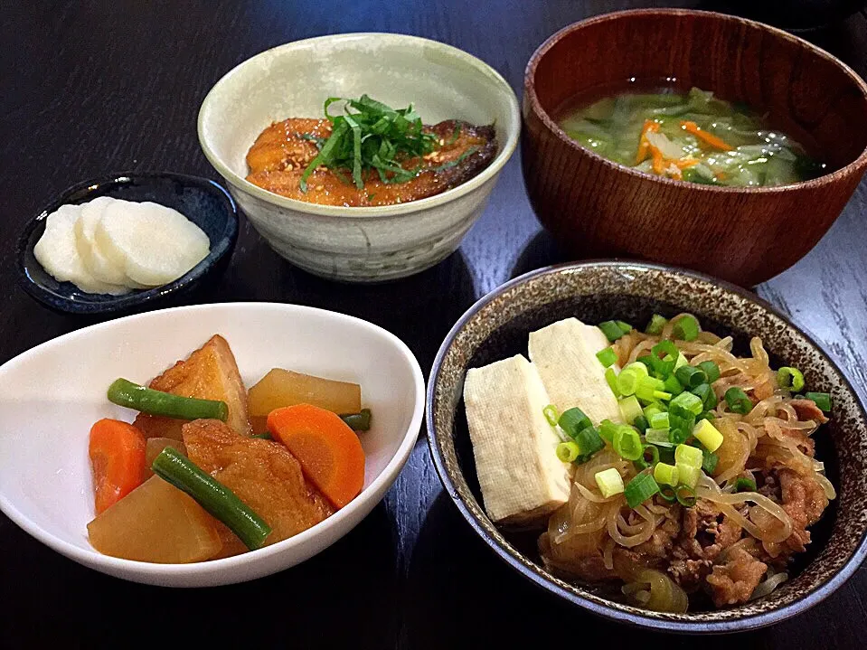 Snapdishの料理写真:⭐️肉豆腐
⭐️根菜と玉ねぎ天の煮物
⭐️キャベツと小松菜と人参の味噌汁
⭐️鰯の蒲焼丼
⭐️たくあん|よっちぃさん