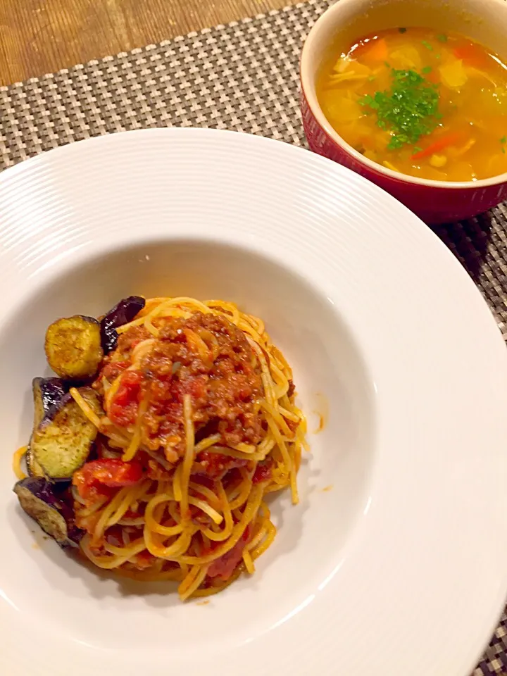 休日パスタ🍝定番ナス入りミートソース🍆野菜たっぷりミネストローネ🍅🍃|まみりんごさん