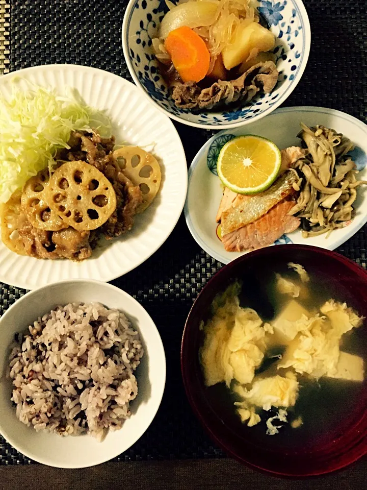 🍳家庭料理教室💕 🍁秋の献立🍁 💛秋鮭の塩焼き 💛肉じゃが 💛きのこの佃煮(常備菜) 💛豚肉と蓮根の胡麻味噌炒め(薬膳) 💛木耳と豆腐のかき玉汁(薬膳)⭐️料理教室はじめました|葉っぱのおさらyokomamaさん