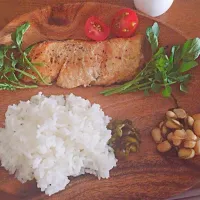 味噌マスタード漬け鮭のソテールッコラ添え🍃☁️  白米  ミニトマト きゅうりのパリパリ漬け  大豆の昆布おひたし|chiyさん