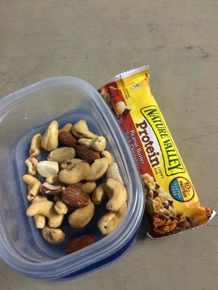 Meal 2: protein bar, mixed nuts|Marissa Castroさん