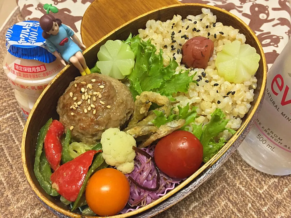 Snapdishの料理写真:玄米ご飯&原木椎茸の肉詰め&ワカサギの唐揚げ&カラーピーマンのカレーマヨ炒め&もってのほか塩昆布和え&カリフラワー&ブロッコリー茎飾り切り&プチトマトのダーリンお弁当♪|桃実さん