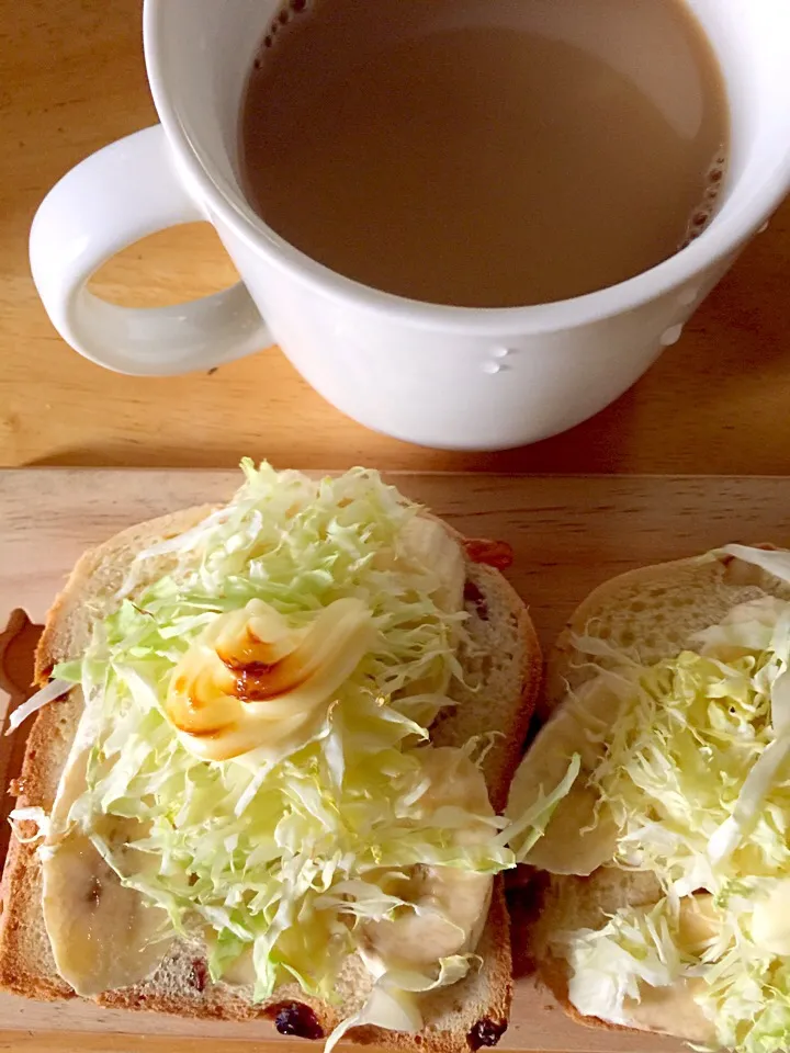 昨日作ったレーズンブレッドのキャベツトーストとコーヒー☕️|ミカさん