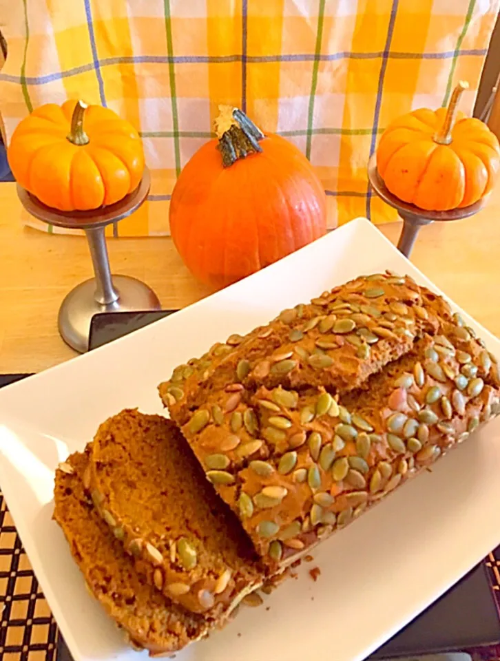 Pumpkin bread with roasted pepitas (pumpkin seeds)|🌺IAnneさん