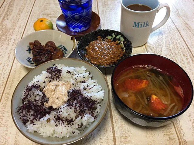 今日の男飯(⌒-⌒; )納豆andトマト玉ねぎもやし味噌汁and栗の渋皮煮andしそシーチキンマヨむかごごはん♫|ひーちゃんさん