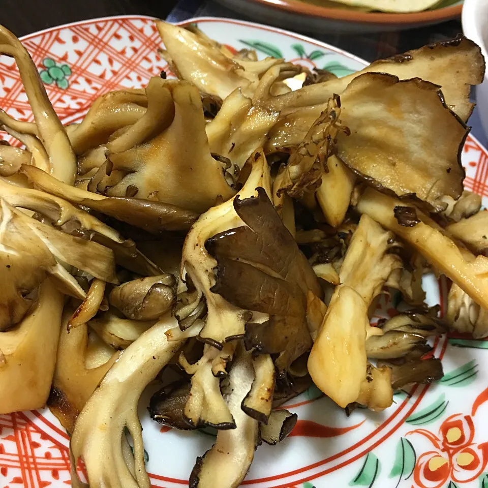 シャキシャキ天然舞茸のバター牡蠣醤油🍄|dianahanawanさん