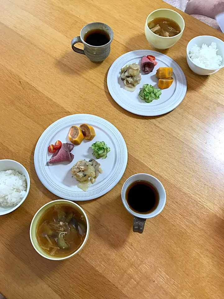 Snapdishの料理写真:今日も元気に朝ゴハン✨
昨日買ってきた柿、胡瓜の酢の物、
トマト味噌で減塩お味噌汁🤗|5ネコママさん