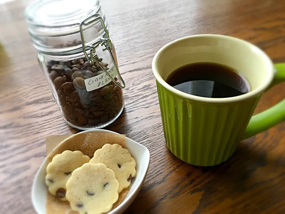 食後のコーヒーは浅煎りのライトノートブレンドで♪昨日つくったチョコチップクッキーとともに。|mikaさん