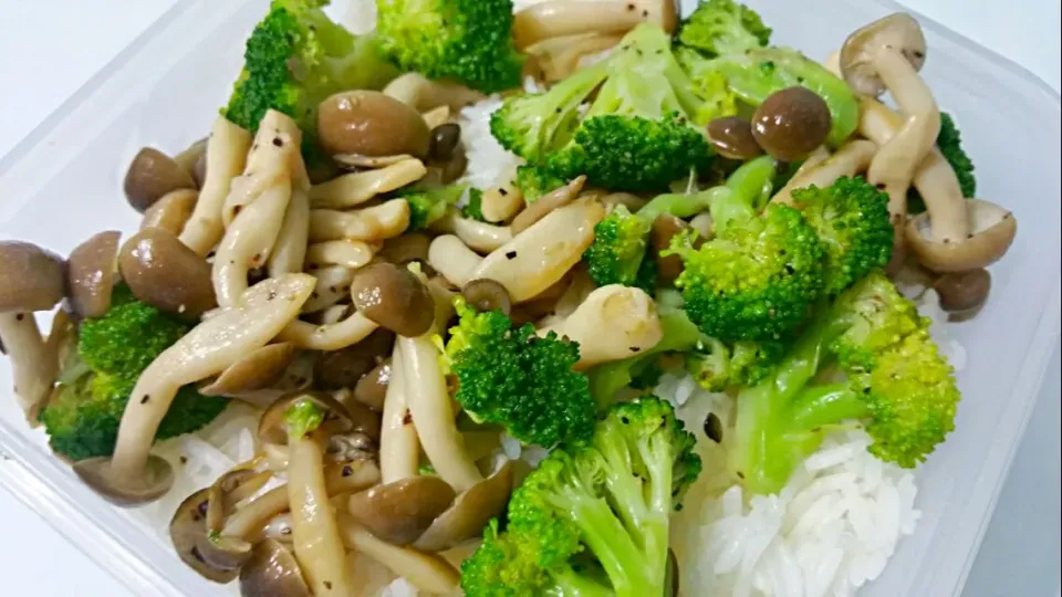 Packed lunch : Stir fry broccoli shimeiji with garlic and olive oil and rice 😉 with thermos pomfret fish soup ginger bitter gourd|🌷lynnlicious🌷さん