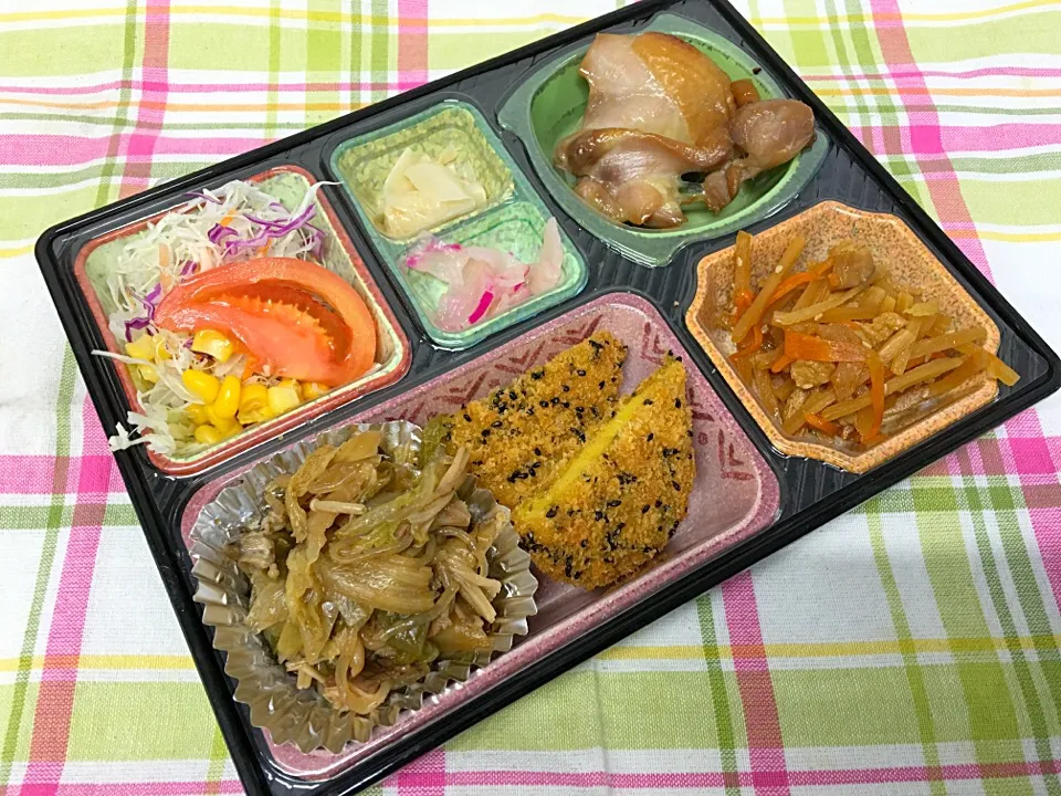 Snapdishの料理写真:鶏の照り焼き 日替わり弁当 豊川市宅配|Naokazu Kuritaさん