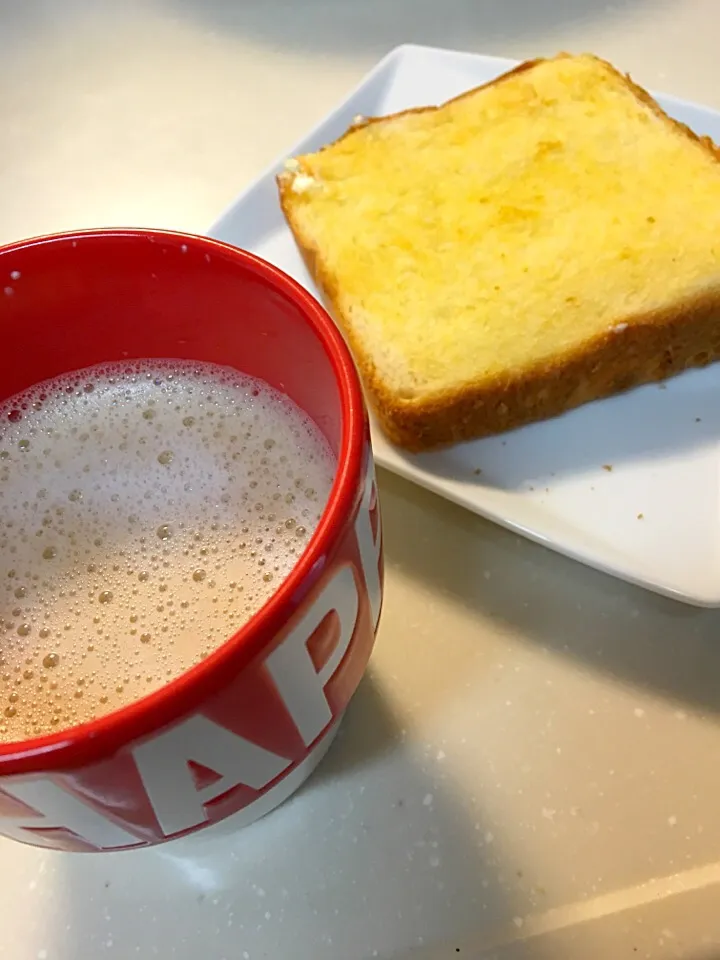 美味しい食パンを買ったから
シンプルにトースト♡
コーヒーとパン
結局バタバタしながら食べるけど
やっぱ美味しい♡|ゆうこさん