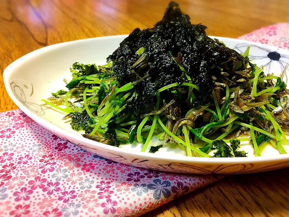 Snapdishの料理写真:ことり*さんのお料理❤️
豆苗のじゃこ胡麻ニンニク炒め*
        ～韓国海苔のせ～|sally.127さん