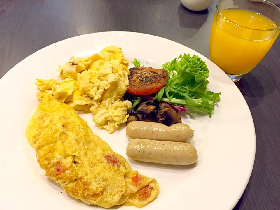 Scrambled eggs, omelette & sausage|Sky Blueさん