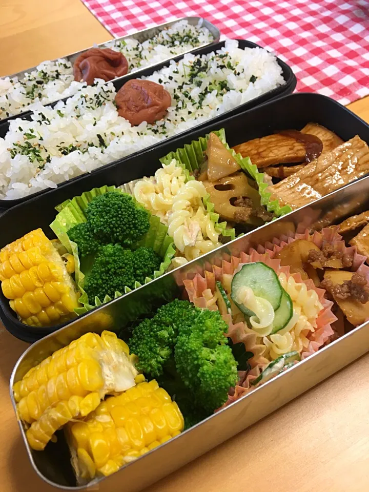 焼肉 蓮根の煮物 マカロニサラダ ブロッコリー とうもろこし弁当。|Kumiko Kimuraさん