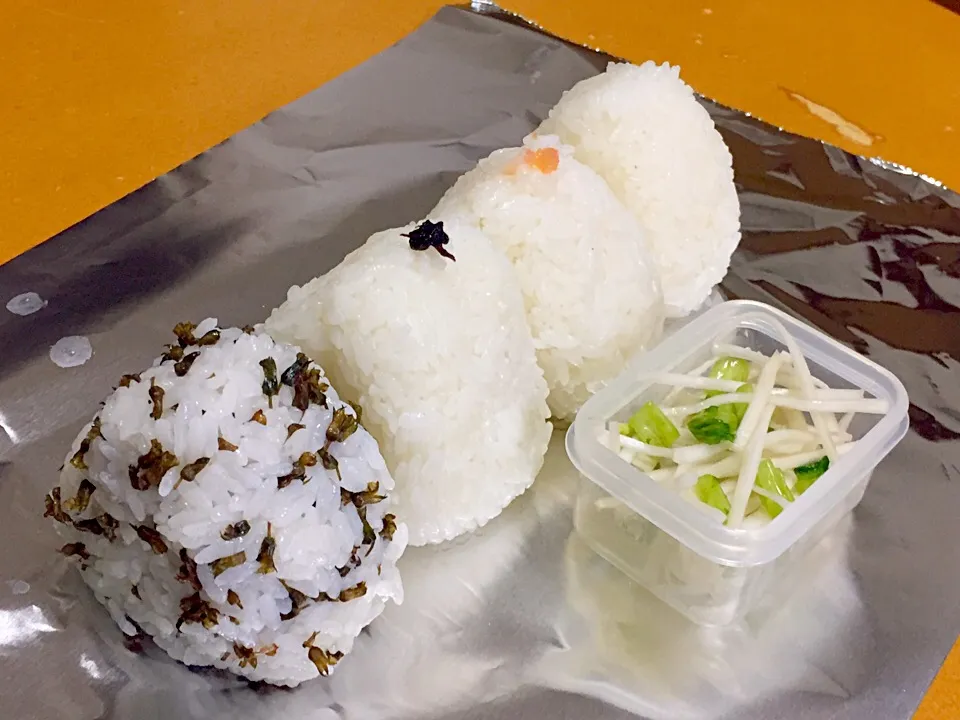 今日のお弁当!  (^-^)
おむすび
・塩、明太子、梅干し、紫蘇の実の塩漬け
大根の皮の浅漬け|Kei Satoさん