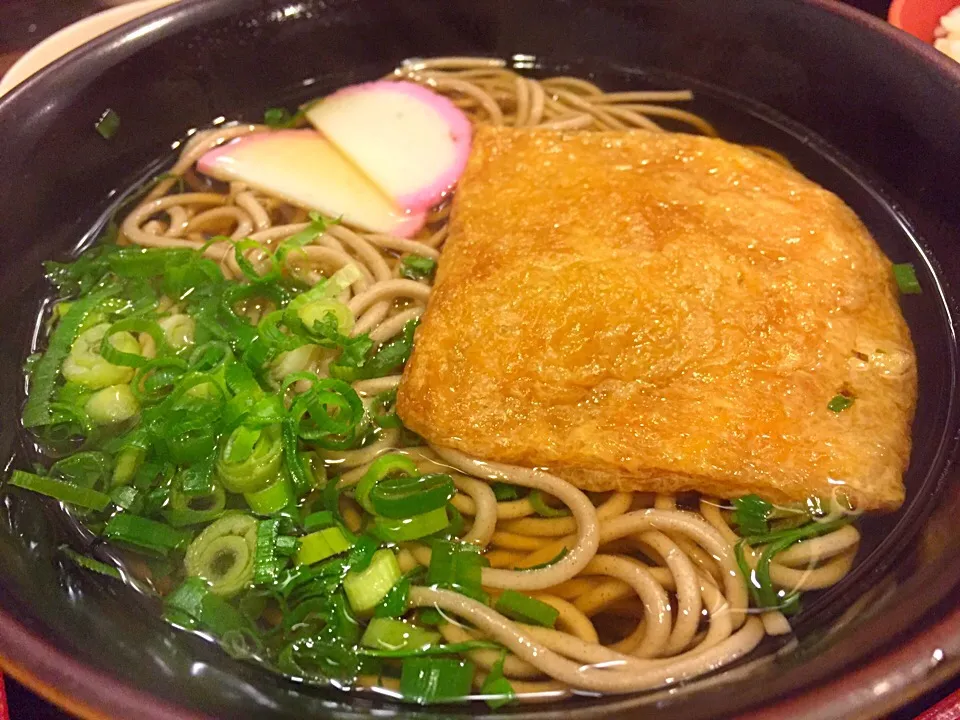 Snapdishの料理写真:けふの昼餉は、大阪では🍜たぬきそば、京都では🍜けつねそば、東京では🍜きつねそばと呼ばれるものでごわす🎌|にゃあ（芸名）さん