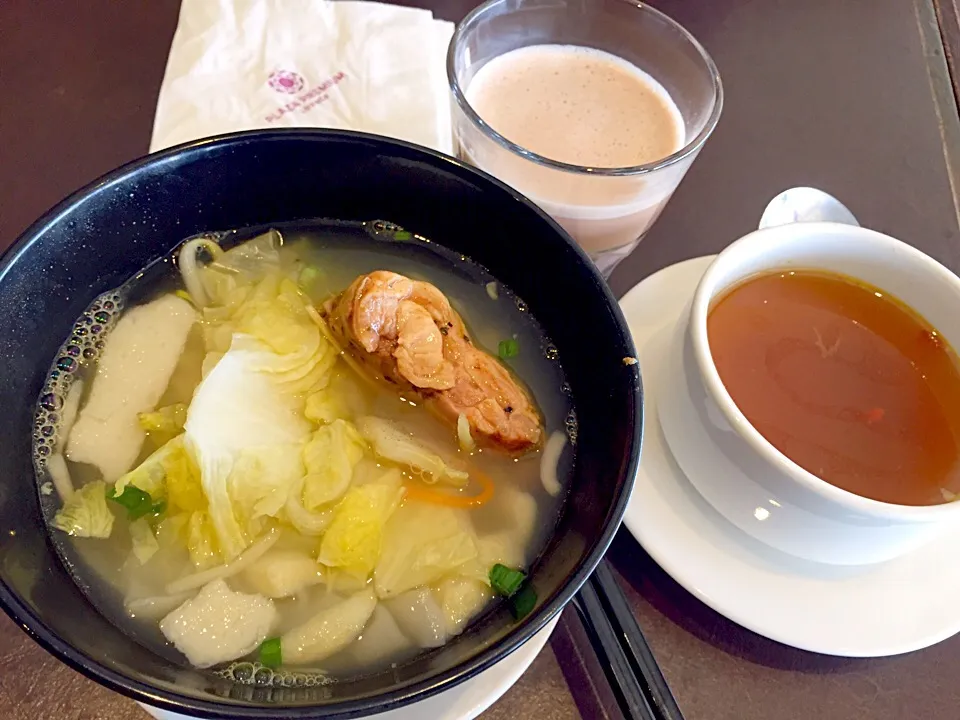 Snapdishの料理写真:Fish soup noodles with cabbages & chicken + chicken soup + milo|Sky Blueさん