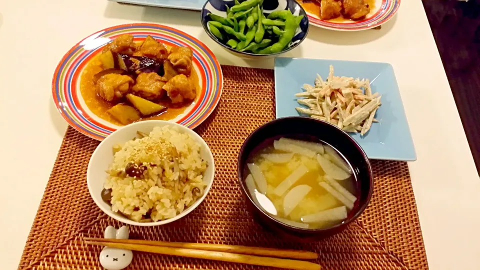 今日の夕食　豚肉となすの黒酢煮、ごぼうサラダ、きのこの炊き込みご飯、大根の味噌汁、枝豆|pinknari🐰🌈さん