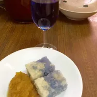 Snapdishの料理写真:Nyonya delicacy called pulut tekan with bluepea flower drink|Anne Kngさん