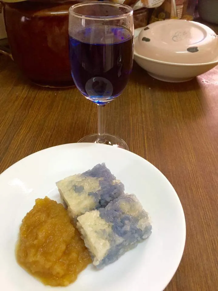 Snapdishの料理写真:Nyonya delicacy called pulut tekan with bluepea flower drink|Anne Kngさん