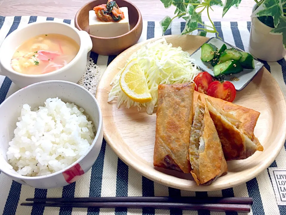 今晩の献立🍴
＊春巻き
＊キムチのせ冷奴
＊きゅうりの塩ゴマだれ
＊かにかまの卵とじスープ|yumiさん