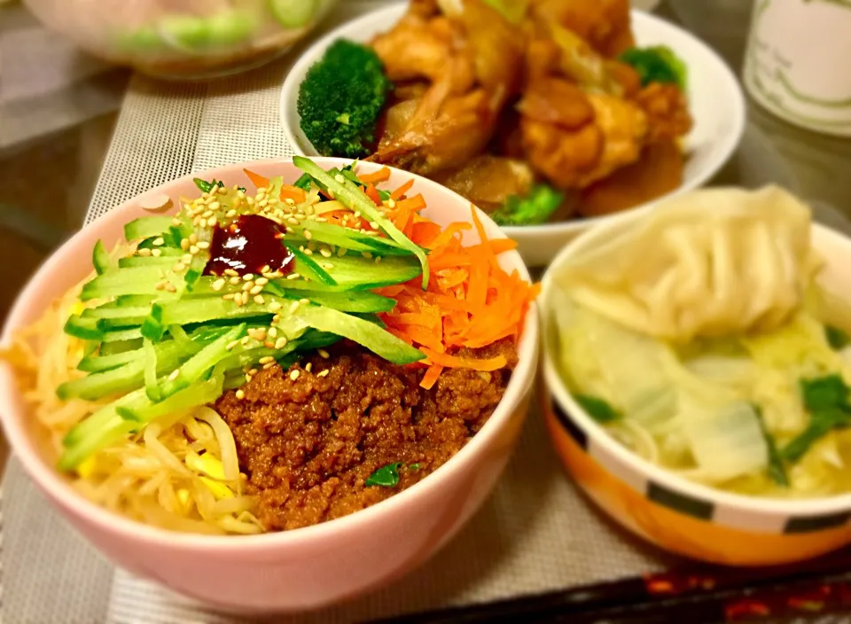 ビビンパ 水餃子スープ 手羽中と大根の煮物
ビピンパは具は作ったけど盛り付けは旦那さん。|ケロケロみんさん