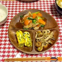 豚肉とチンゲン菜の炒め物 ちくわとえのき茸の胡麻油炒め しそわかめとのりの卵焼き 豆腐とねぎと油揚げとじゃがいもの味噌汁|Sayakaさん