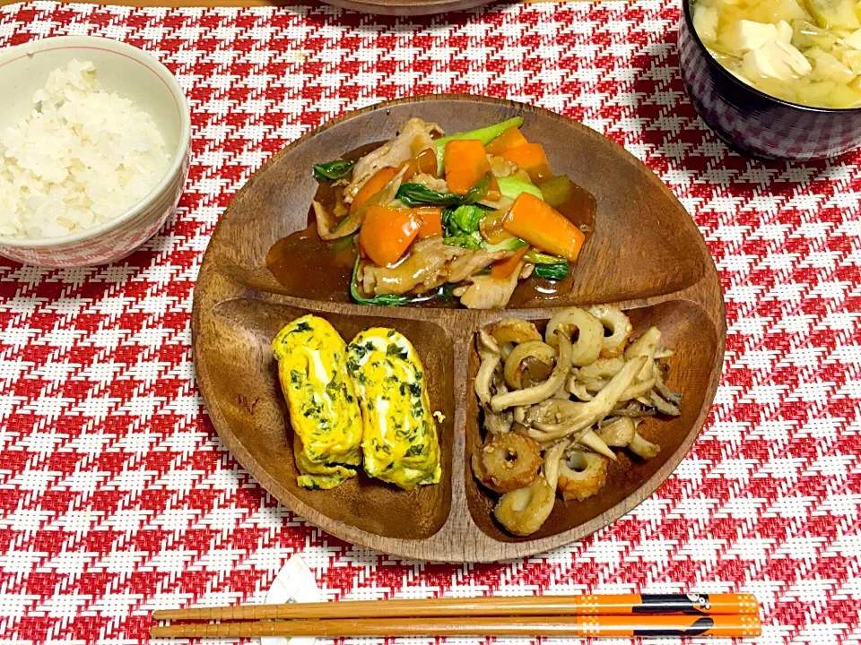 Snapdishの料理写真:豚肉とチンゲン菜の炒め物 ちくわとえのき茸の胡麻油炒め しそわかめとのりの卵焼き 豆腐とねぎと油揚げとじゃがいもの味噌汁|Sayakaさん