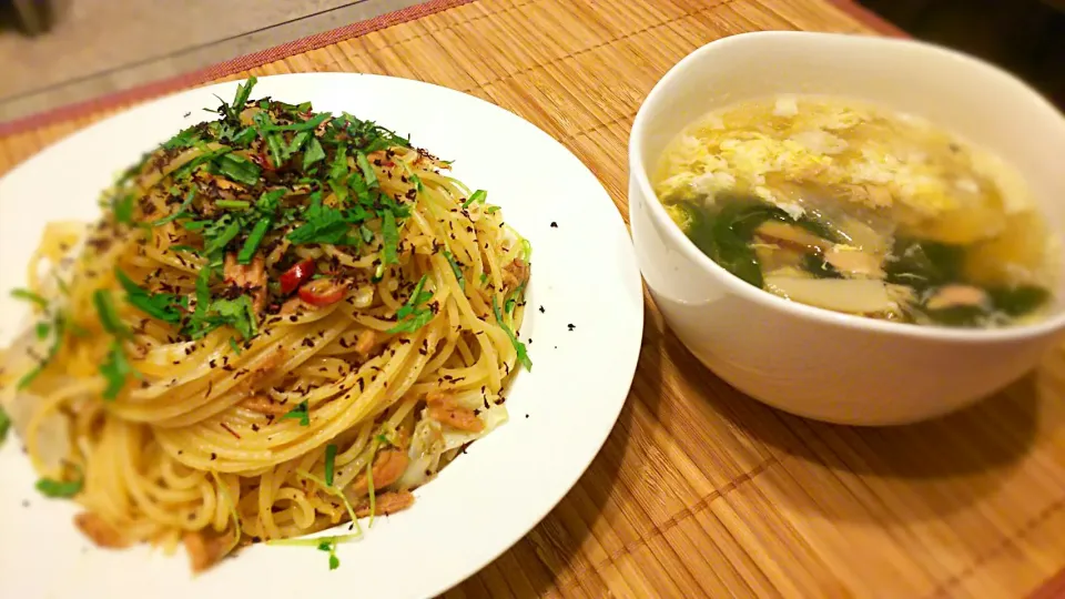 ｷｬﾍﾞﾂ&ﾂﾅの和風ﾊﾟｽﾀ🍝
大葉&ゆかりﾄｯﾋﾟﾝｸﾞ～
の晩ごはん✨|kaz(*･ω･)さん