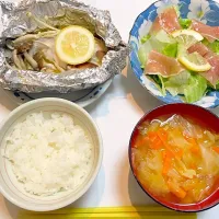 今日の晩ご飯🍚
＊ご飯
＊お味噌汁
具材:かぼちゃ,にんじん,キャベツ
＊白身魚のホイル焼き
具材:鱈,玉ねぎ,えのき,しめじ,しいたけ,レモン
＊生ハムとレタスのサラダ|みきさん