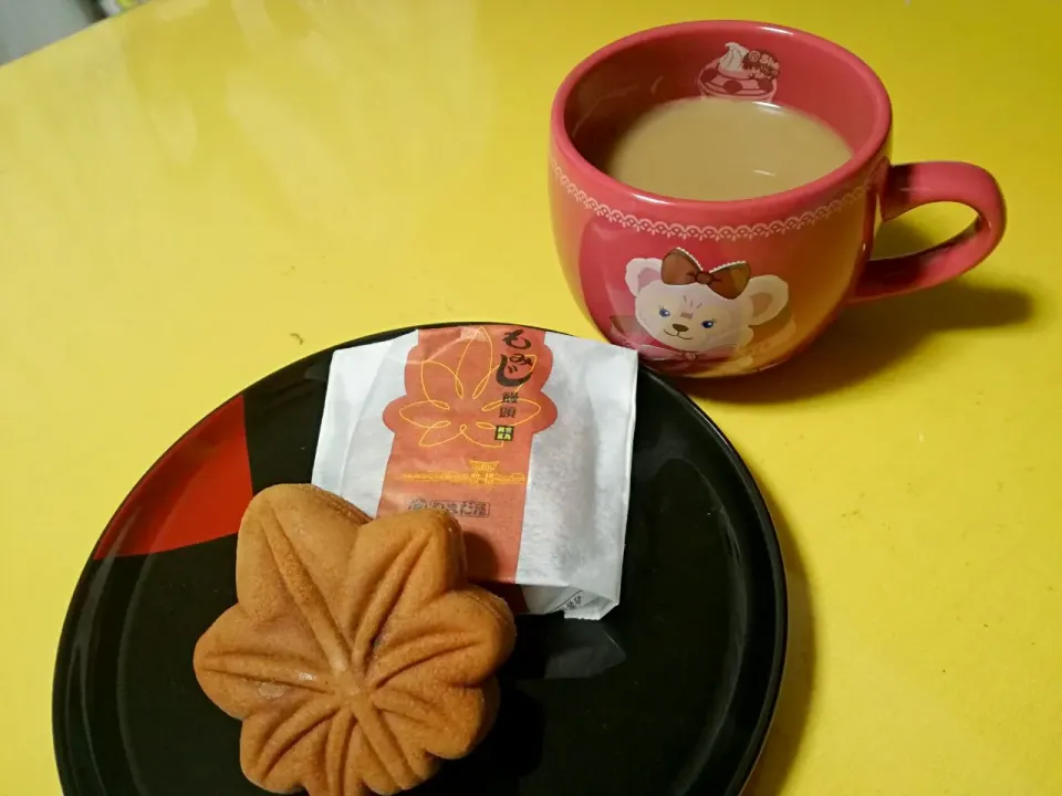 広島お土産　頂き物
紅葉饅頭🍁で夜お茶☕|korinoさん