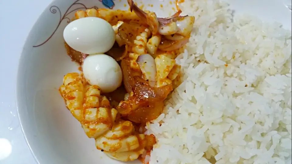 Snapdishの料理写真:Sambal Squid sautéed 1 medium red onion with olive oil + Quails Eggs with steamed rice 😉👄👅👅💋|🌷lynnlicious🌷さん