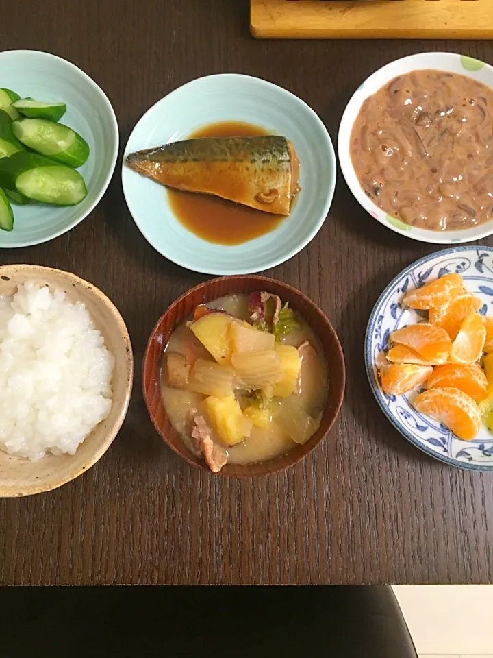 10月12日朝ごはん おかゆ 鯖の味噌煮 豚汁 塩辛 ぬか漬け みかん キウイ|やすこさん