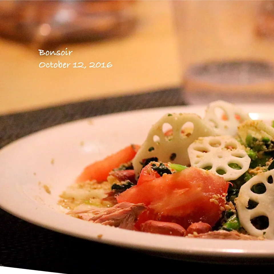 蓮根とトマト🍅、ほうれん草の色々サラダ
タンパク質に鰹と鶏、🐟🐔🧀チーズが入ってます|yasuko murakamiさん