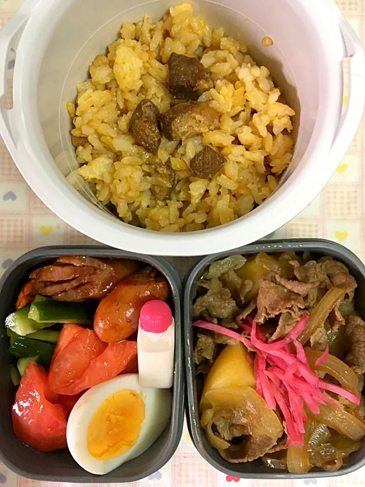 Snapdishの料理写真:10月12日息子弁当
肉じゃが
ウィンナー トマトサラダ
炒飯|オリーブさん