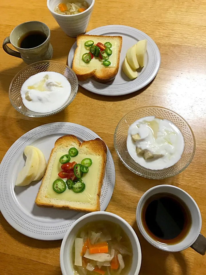 今日も元気に朝ゴパン✨
バナナヨーグルト、野菜を食べるスープ、ピザトースト🤗|5ネコママさん