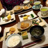 Snapdishの料理写真:山形、旅館の朝ごはん
全体図
ご飯はつや姫、もずくの味噌汁
特製豆腐、イカ納豆
その他諸々|うどん米パンさん