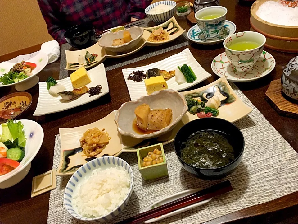 Snapdishの料理写真:山形、旅館の朝ごはん
全体図
ご飯はつや姫、もずくの味噌汁
特製豆腐、イカ納豆
その他諸々|うどん米パンさん