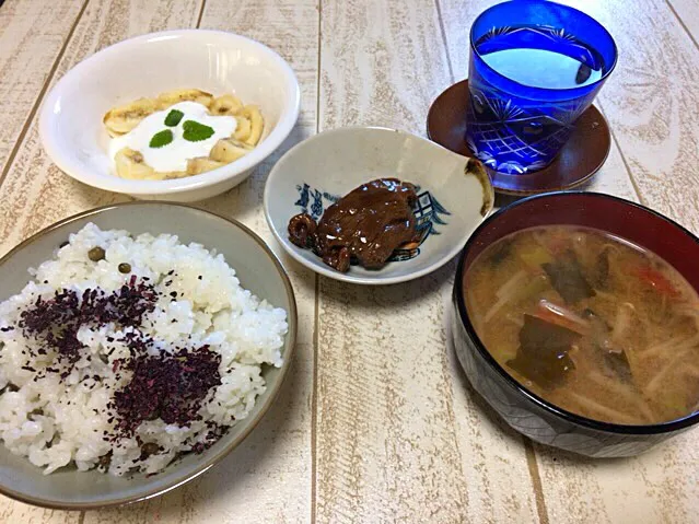 今日の男飯(⌒-⌒; )朝ごはんバージョン♫具沢山味噌汁and鳥肉のステーキandむかごごはんwithしそandバナナヨーグルト♫|ひーちゃんさん