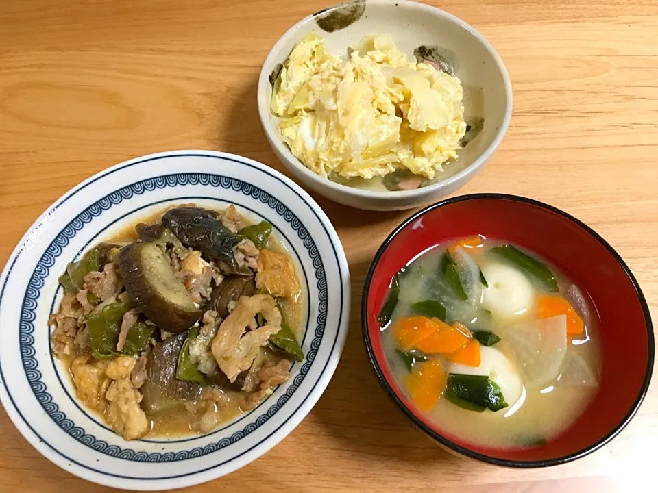 Snapdishの料理写真:豚肉と茄子とピーマンの味噌煮⭐️キャベツの卵とじ⭐️小芋と大根のお味噌汁|ほなさん