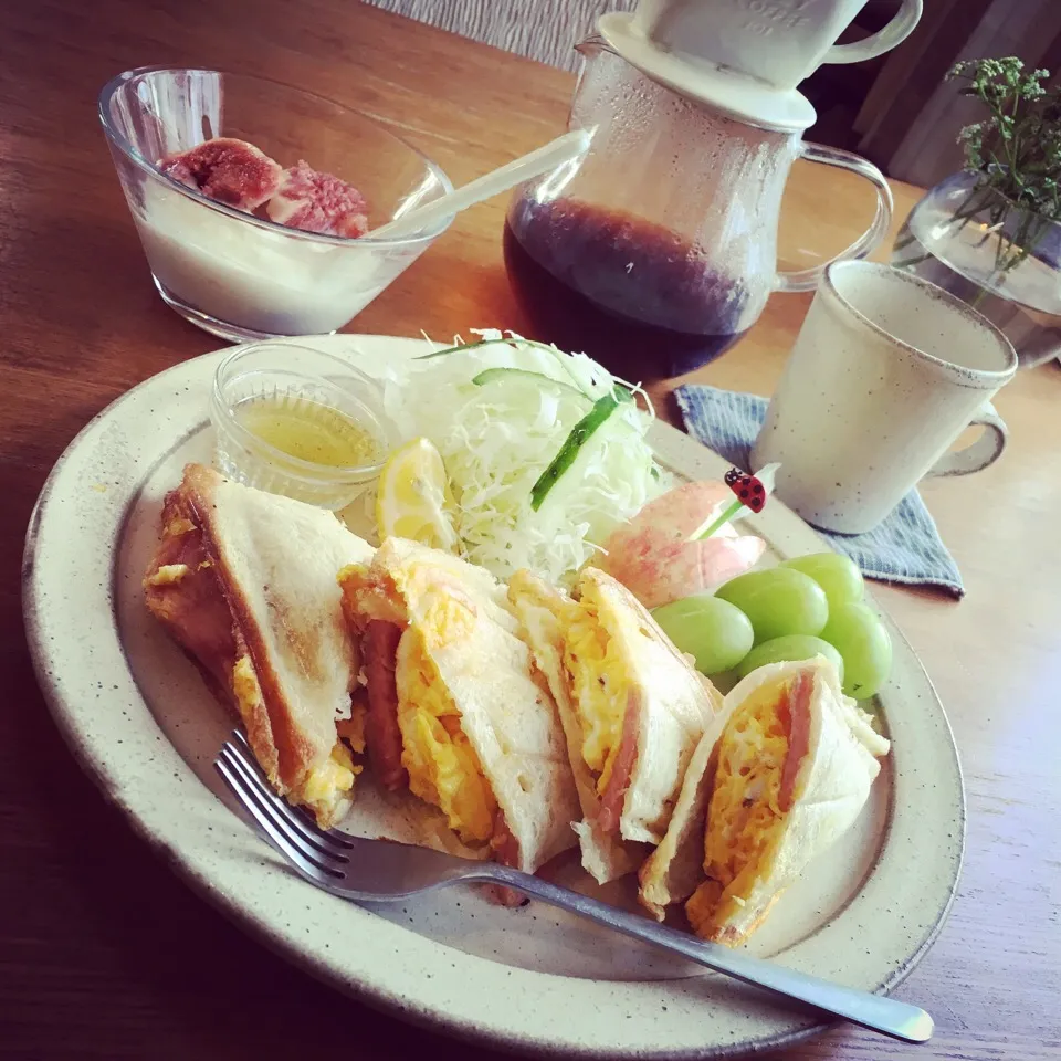 Snapdishの料理写真:手作り食パンに
スパムと卵を挟んで
ホットサンドに(*^^*)

採れたて地元イチジクとヨーグルト
お友達のお土産シャインマスカット🍇
サラダにはオーガニックオリーブオイル、アップルビネガーと海塩、コショウでドレッシングを。淹れたてコーヒーで
幸せな朝ご飯♪( ´▽｀)|kunipさん