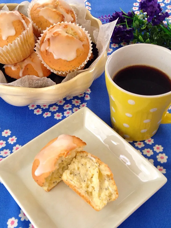 レモンポピーシードマフィンとコーヒーの朝食|hannahさん